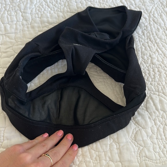 Alo yoga Glance Bra in Black - Picture 5 of 7